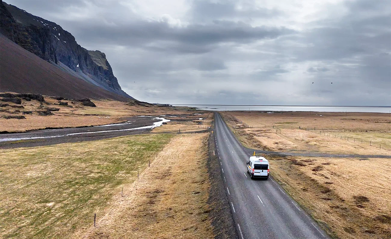 Autocaravana en una carretera solitaria de Islandia