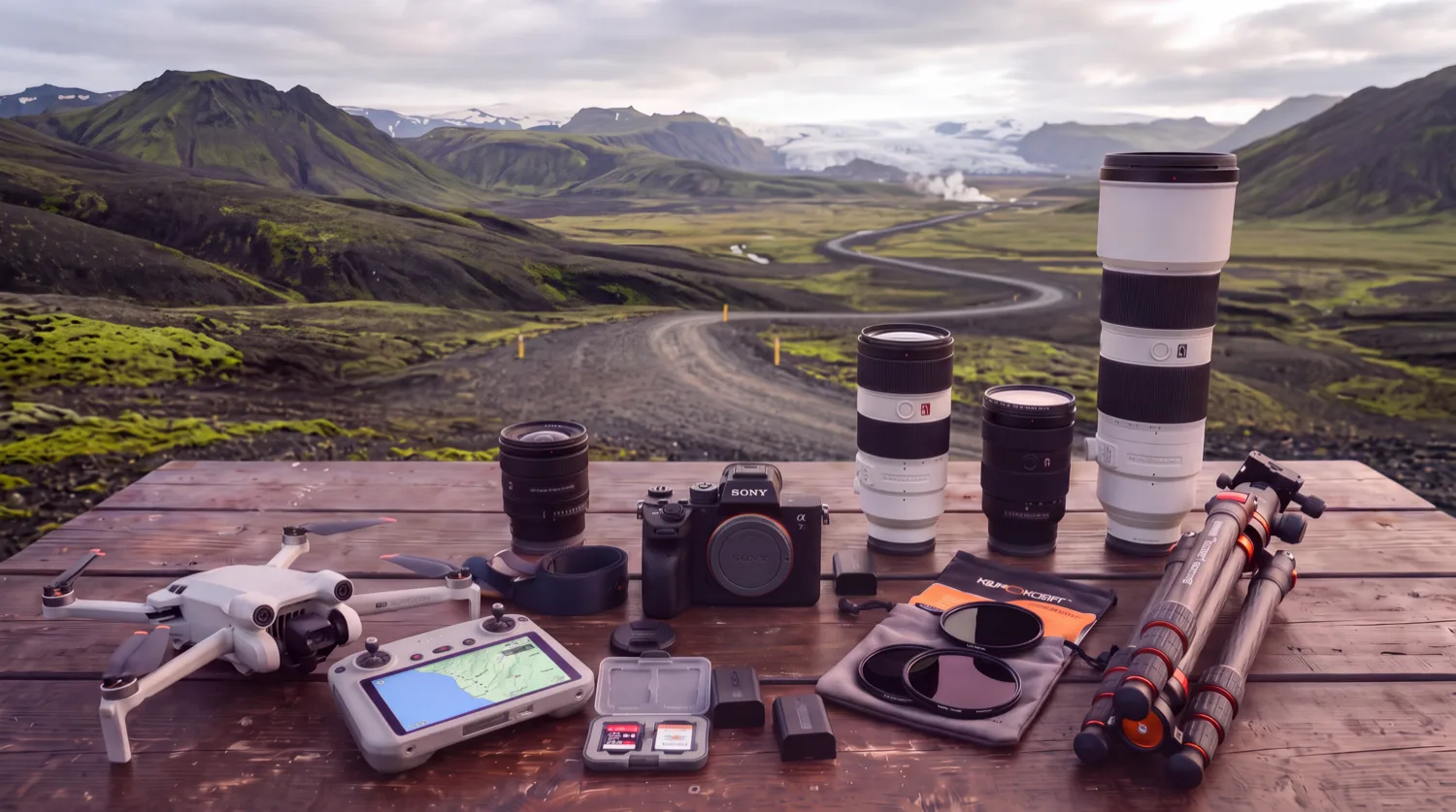 Equipo fotográfico completo usado en Islandia: cámara Sony A7V, lentes, dron y trípode