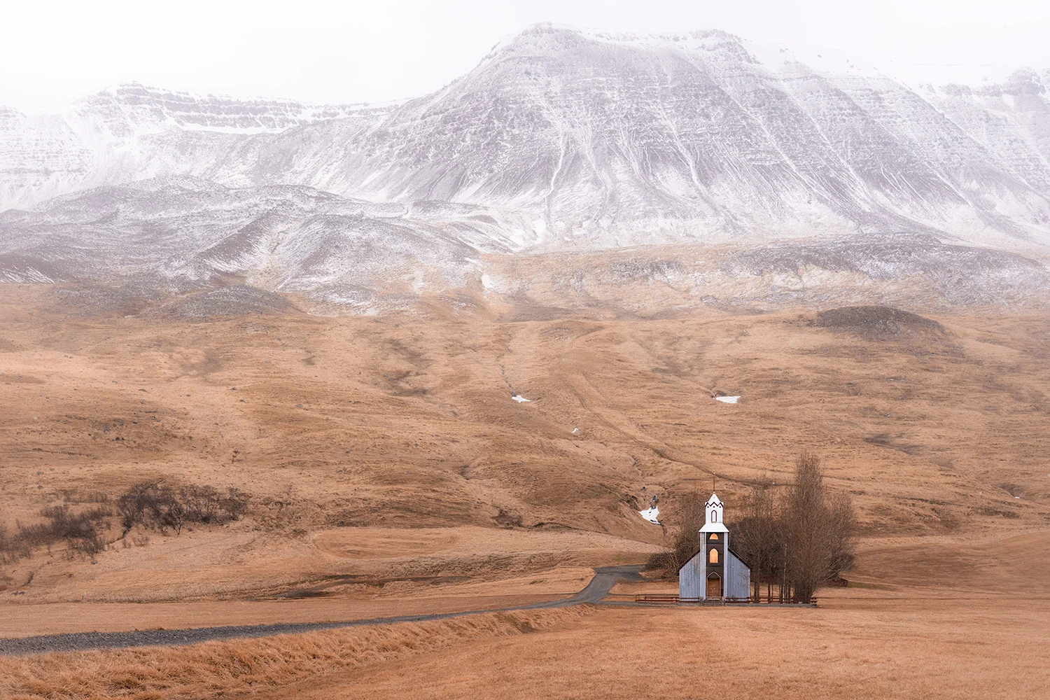 Iglesia rural en Islandia