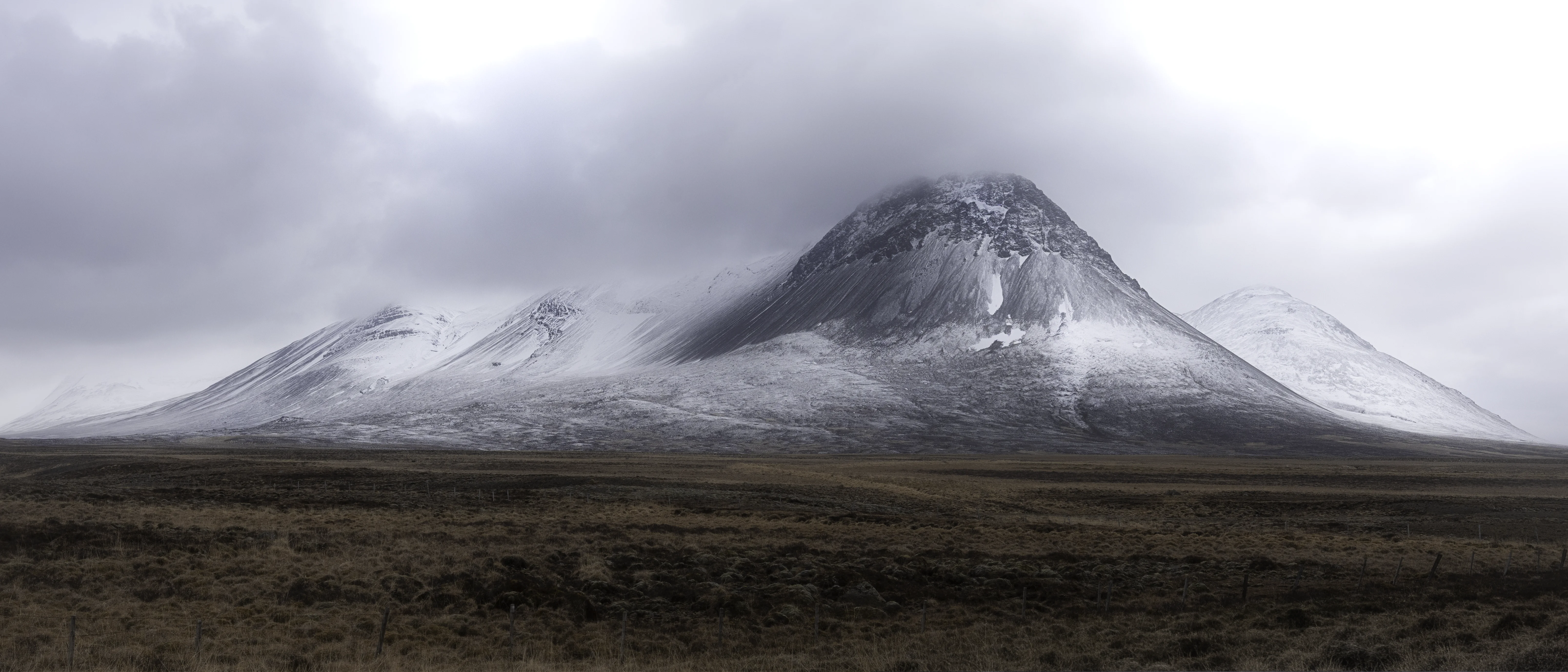 Montaña volcánica nevada, Islandia